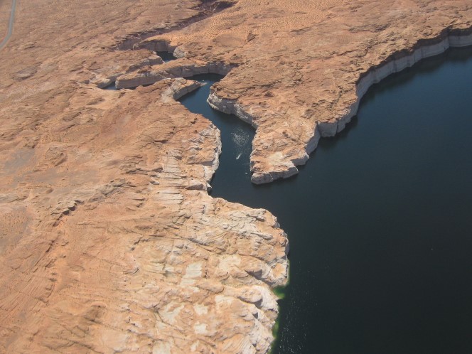 Vliegen over lake Powell bij Page 